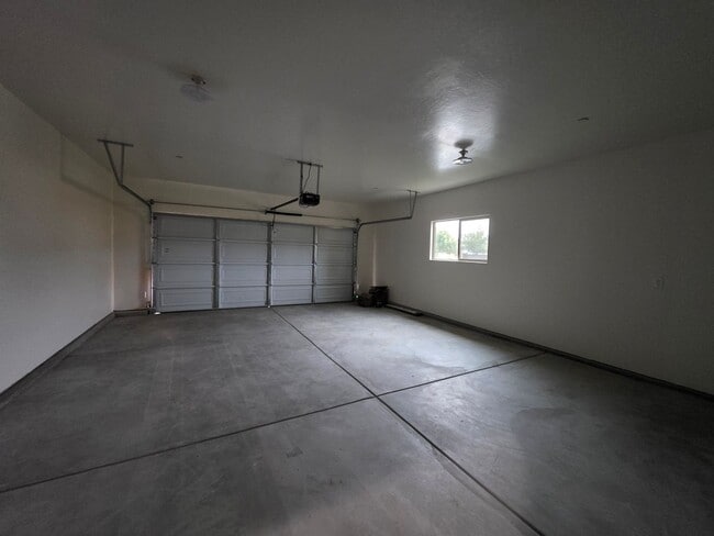 Building Photo - 2018 E Seeger Ave