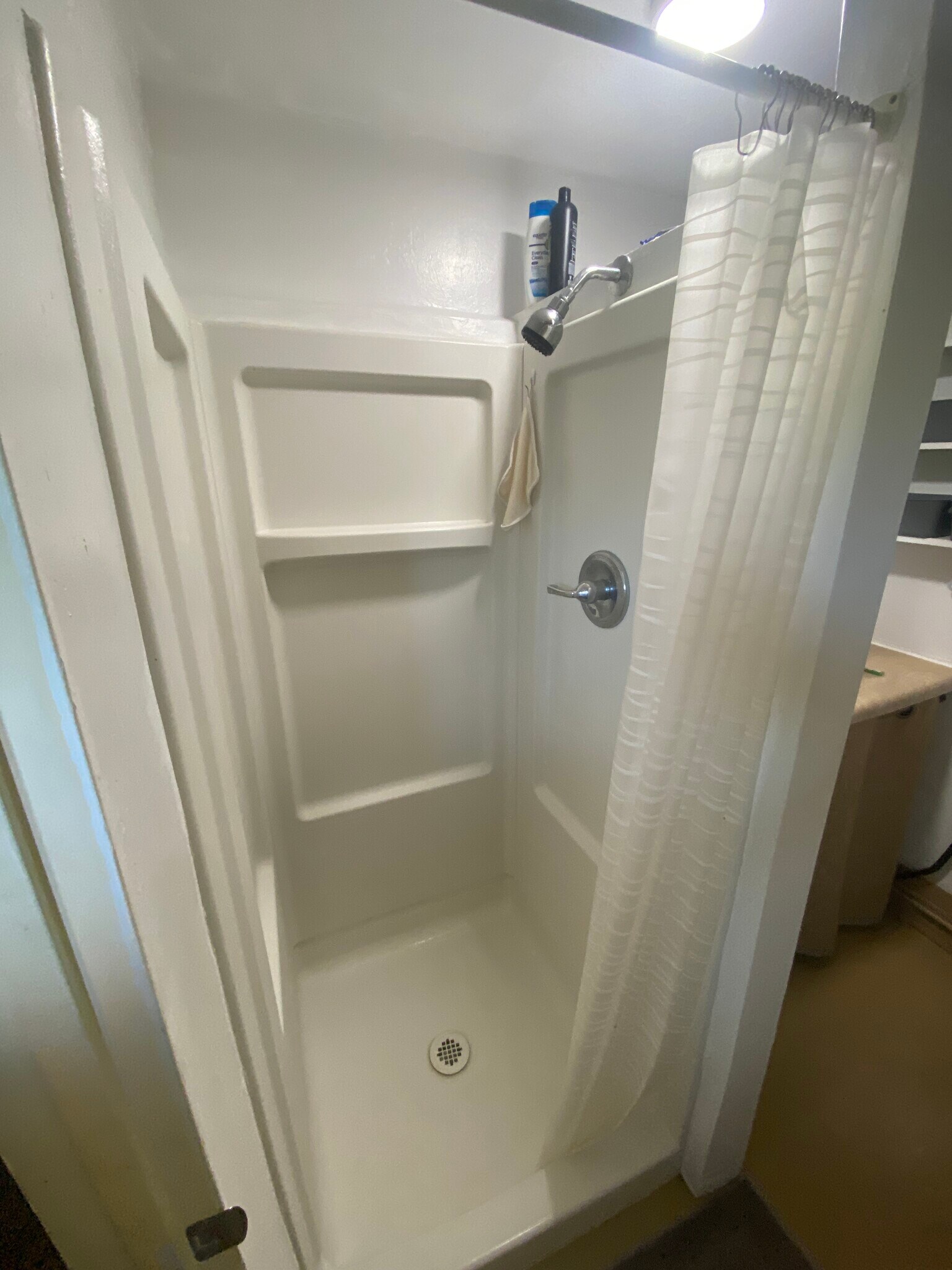Shower - 5344 Caldwell St