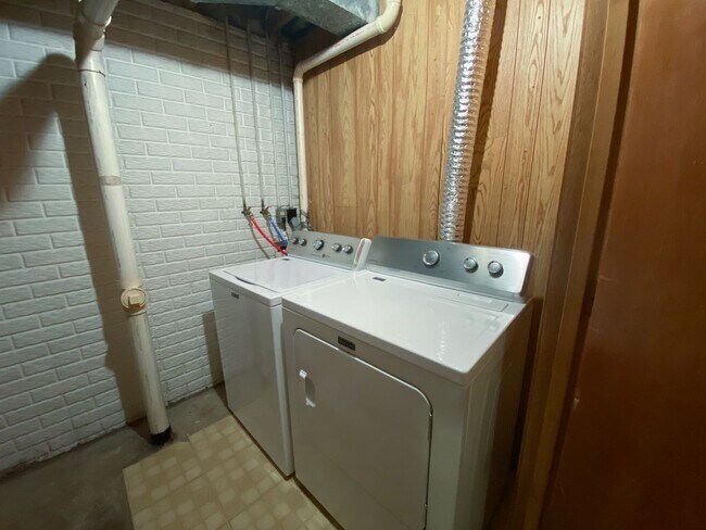 Building Photo - Harris Townhome