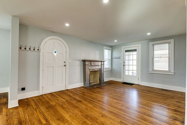 Building Photo - Spacious 4 Bed/ 3.5 Bath Home in Madison w Detached Office and Full Bath, 2 Car Garage, 1/2 acres...