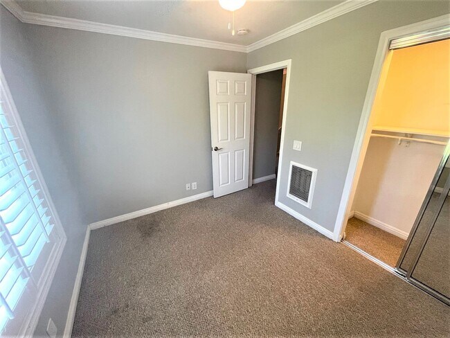 Building Photo - COSTA MESA 4BR/3BA TOWNHOME READY FOR MID-JULY OCCUPANCY
