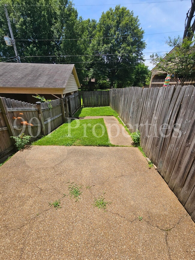 Building Photo - 383 Harts Way Dr