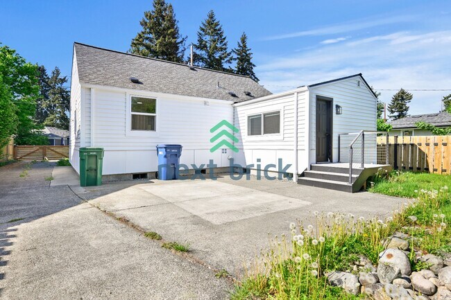 Building Photo - 215 S 107th St