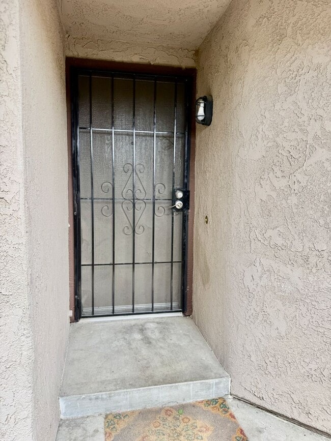 Building Photo - Single Story Condo end unit