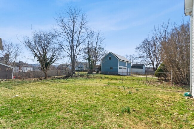 Building Photo - 5 Bedroom Single Family in Brunswick