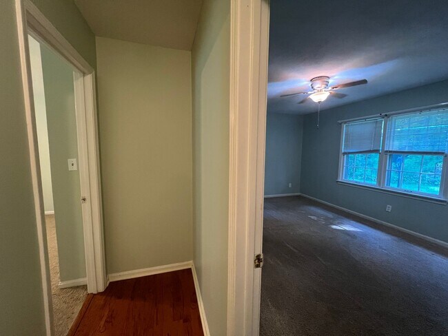 Building Photo - 3 bedroom 2 bathroom single level home in ...