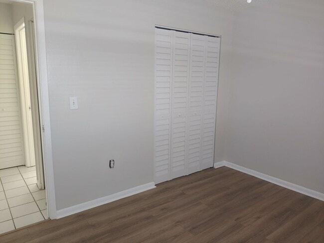 Building Photo - 2/2 condo for rent on Lake Fairview!