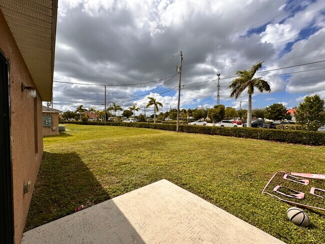 Building Photo - 1136 SE 9th Ct