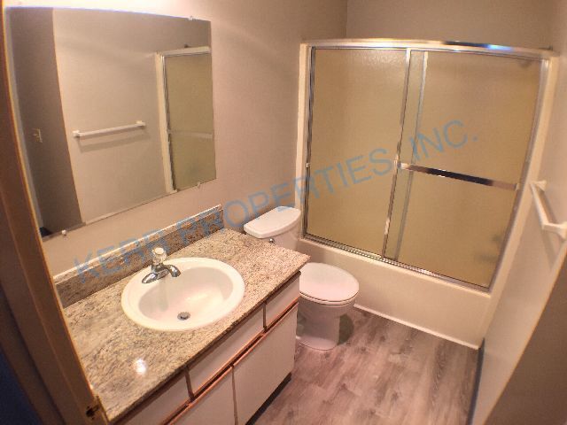 Building Photo - Charming 2-Bed Oasis with 1.5 Baths – Spacious 1250 Sq Ft Haven on SE Reedway!