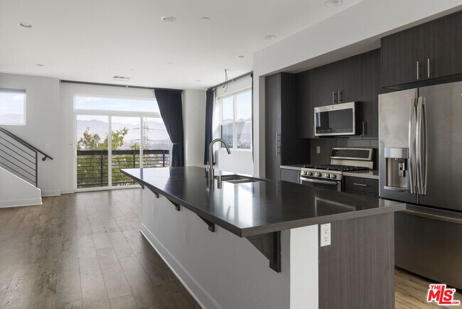 Building Photo - 2753 Waverly Dr