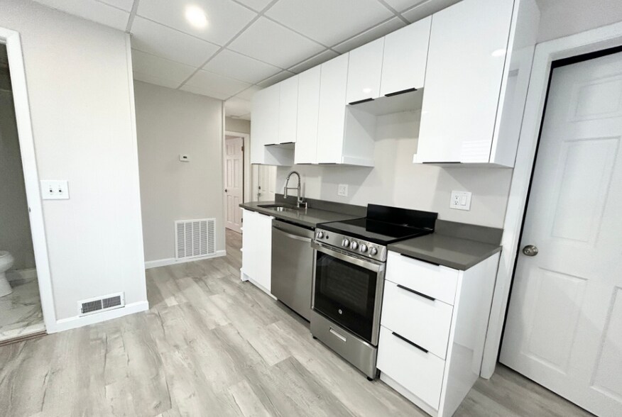 Building Photo - 103 Buttonwood St