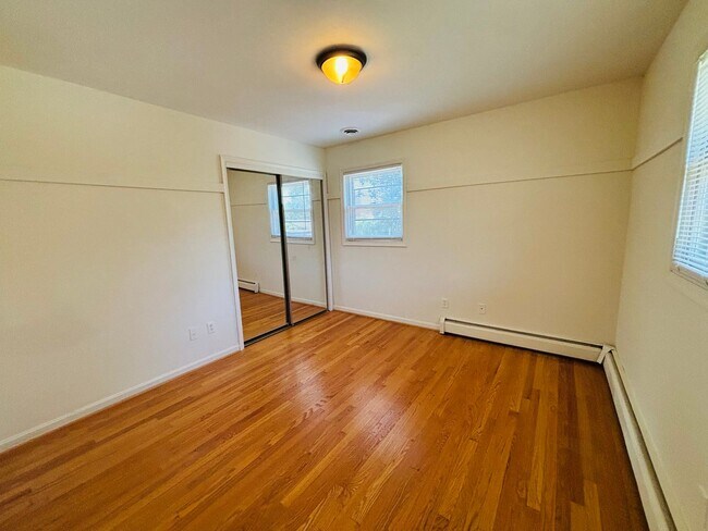 Building Photo - 616 Broce Dr