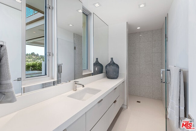 Building Photo - 3642 Beverly Ridge Dr