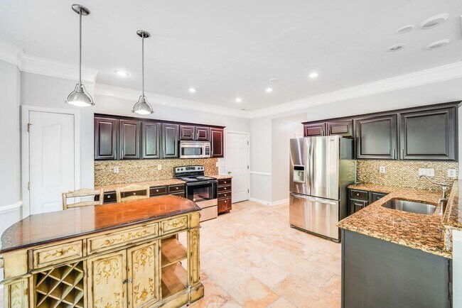 Building Photo - Beautiful 3BR/2.5BA Near Rivergate & Charl...