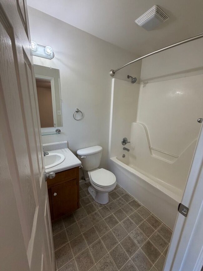 Building Photo - Well Maintained 2 Bedroom 2 Bath Duplex with Garage