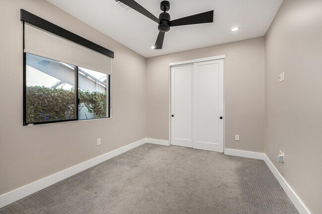 Building Photo - 3821 E Devonshire Ave