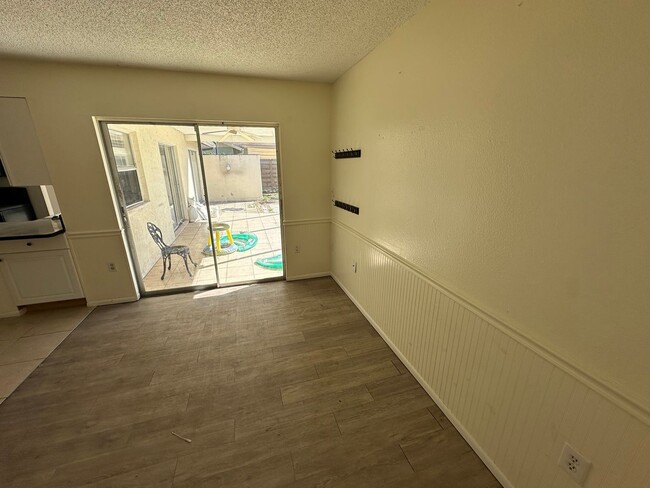 Building Photo - Spacious 4-Bed Pool Home in Gulf Gate East - Available Now!