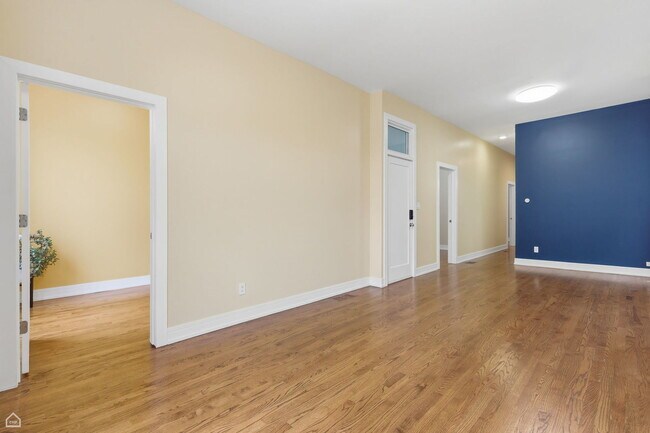 Building Photo - 2523 W Chicago Ave