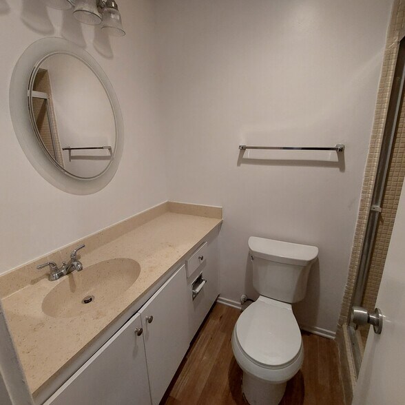 Master bath - 6605 Green Valley Cir