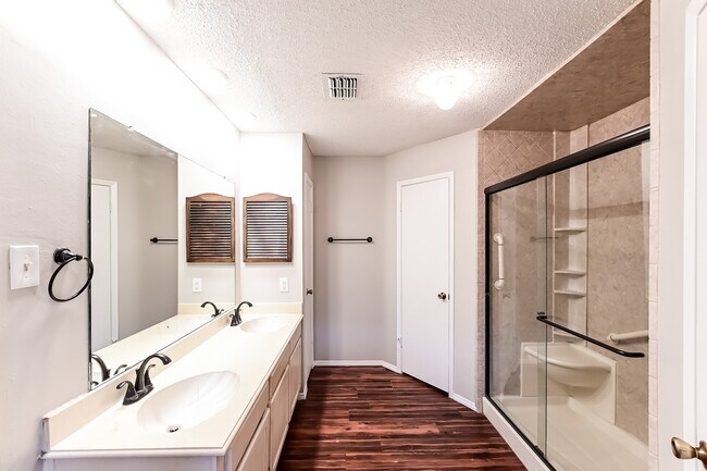 Building Photo - 6019 Coachgate Dr