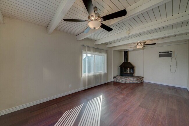 Building Photo - 2133 W Morten Ave