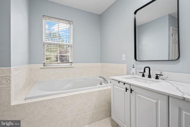 Building Photo - 204 Camelot Ct