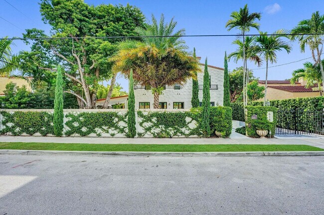 Building Photo - 614 Poinciana Dr