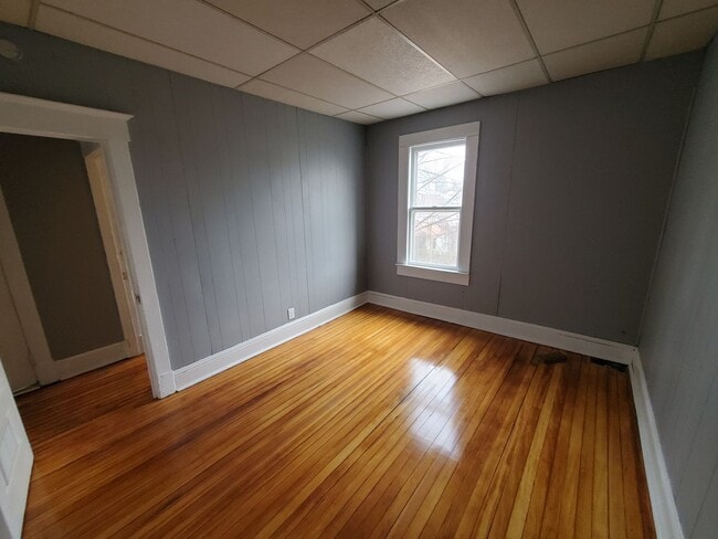 Building Photo - Single Family Home w/ HUGE Yard