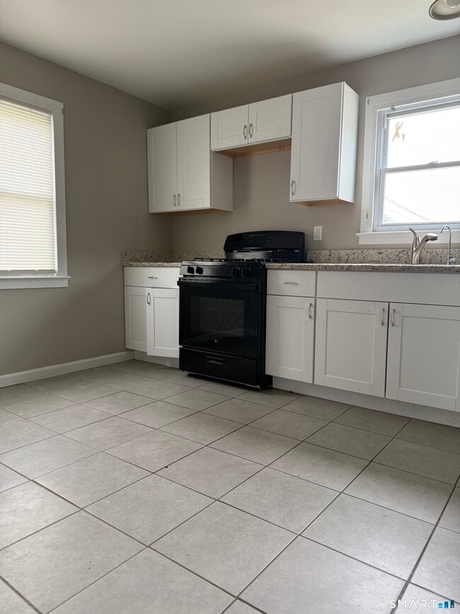 Building Photo - 92 Great Hill Rd