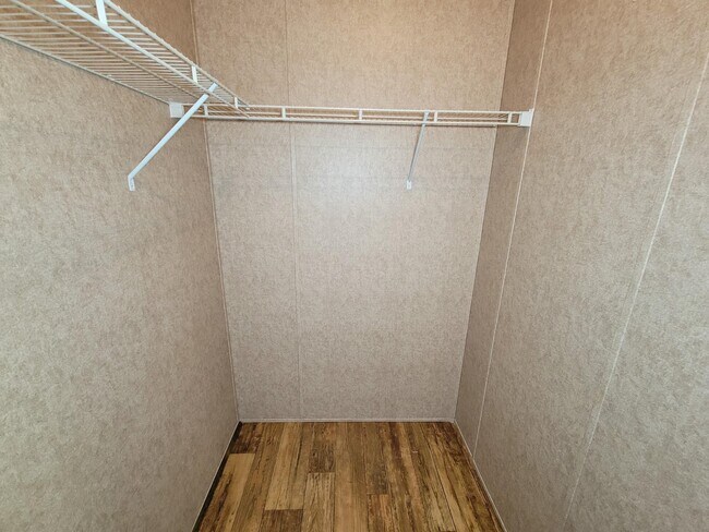 Building Photo - 10754 Lake Shore Dr