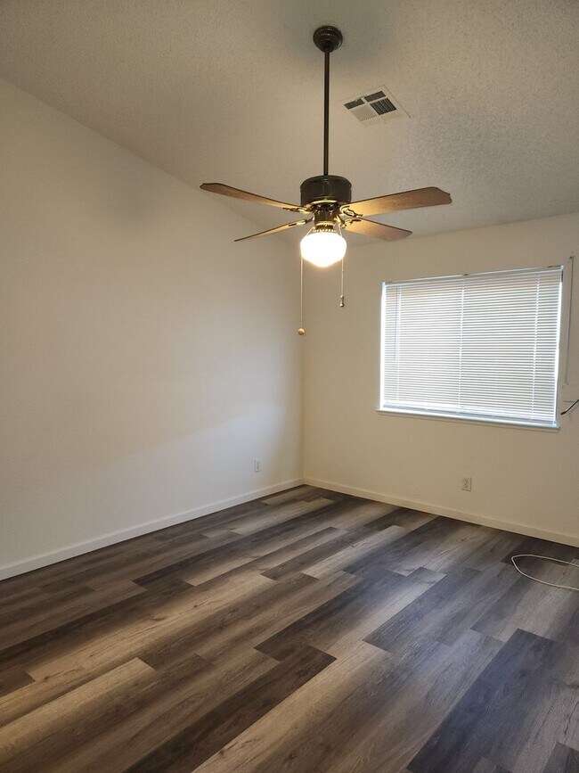 Building Photo - Single-Story 2 Bed, 2 Bath with 2-Car Garage in Gate Community