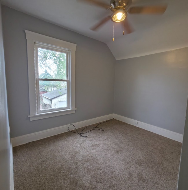 Building Photo - Single Family Home 3 beds 1 bath Available Now!