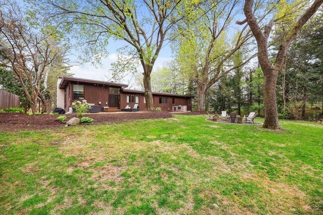 Building Photo - Mid-Century Home