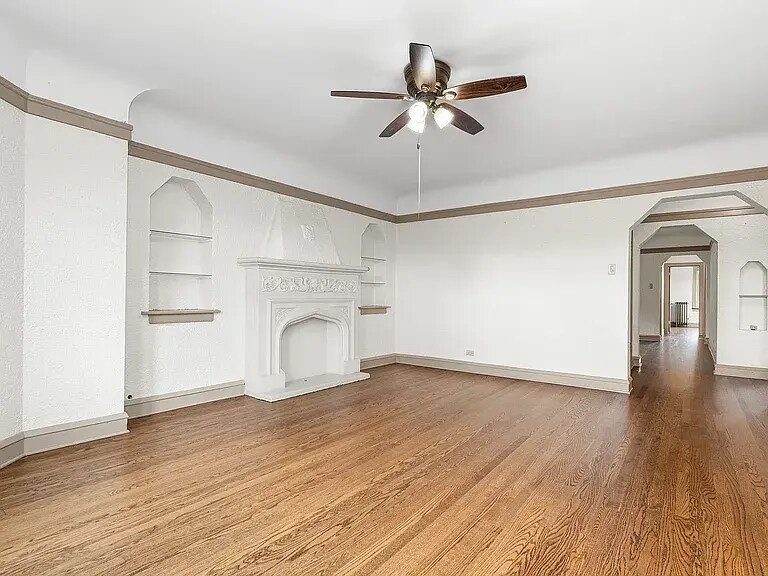 Building Photo - 5352 W Sunnyside Ave