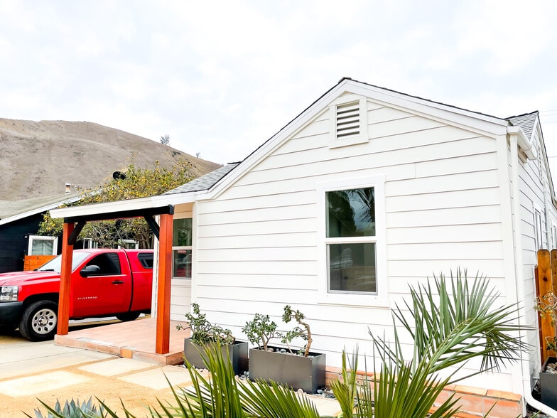 Front - 162 Comstock Dr