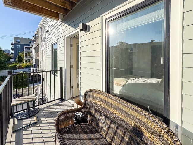 Building Photo - 231 Maverick St