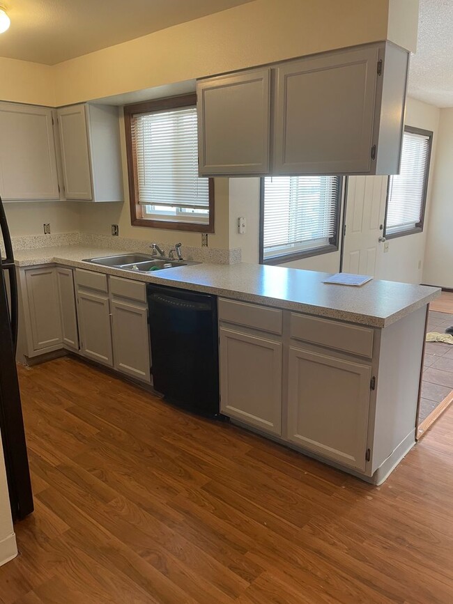 Building Photo - Spacious 4 bed 1.5 Bath Ranch-Style Home i...