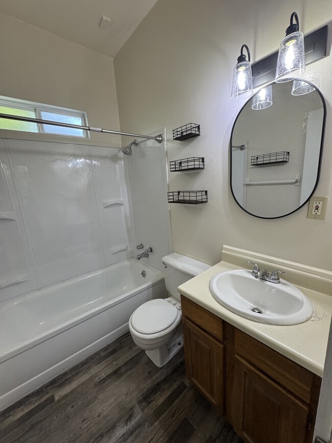 Building Photo - 1015 E 9th S