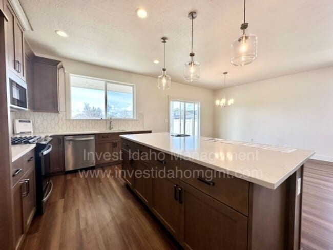 Building Photo - Beautiful 1 year old home available now!
