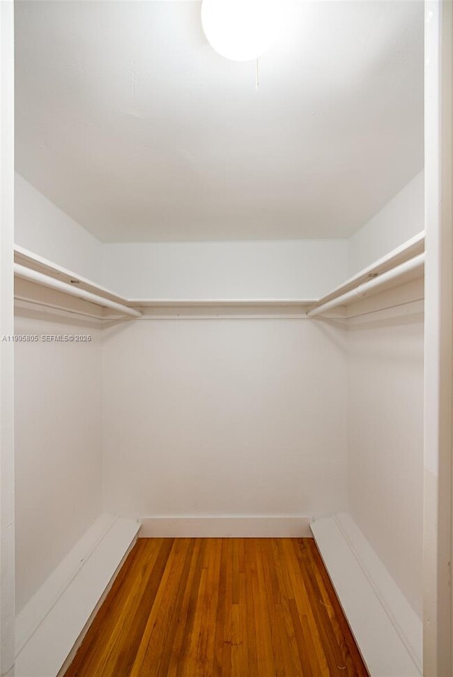 Building Photo - 10081 W Bay Harbor Dr