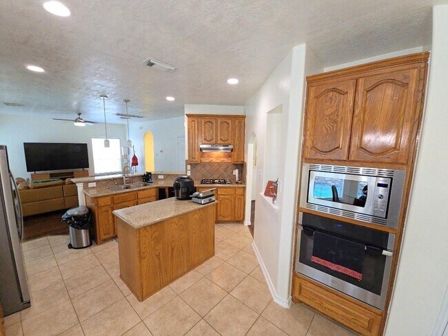 Building Photo - 16514 Bluff Springs Dr