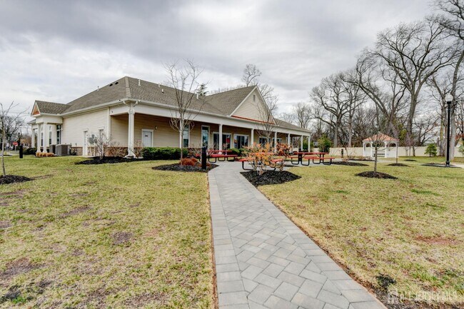 Building Photo - 722 Lorhan Dr