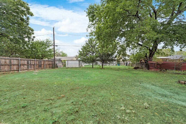 Building Photo - Completely renovated charming 3-Bed, 2-Bat...