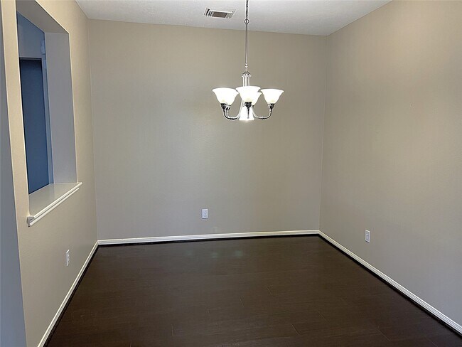 Building Photo - 4910 Linden Pl