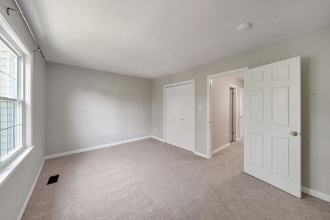 Building Photo - Updated // 3 Bedroom 2 Bathroom Condo // A...