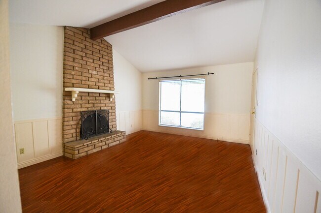 Building Photo - "Charming 3-Bed, 2-Bath Gem in the Heart of Las Vegas - 1311 Sq Ft of Comfort!"