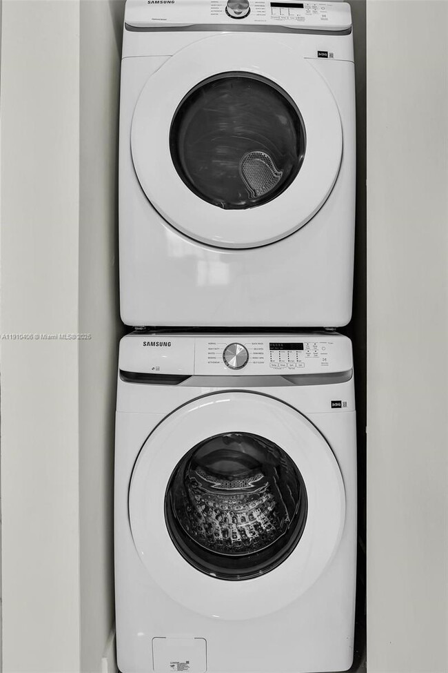 Building Photo - 700 NE 24th St