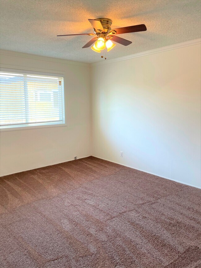 Building Photo - 4916 Hazeltine Ave