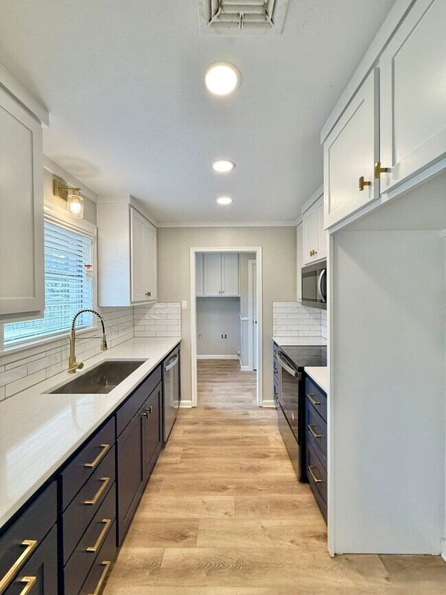 Building Photo - Tour today! Stunning 4-bedroom, 2-bath bea...