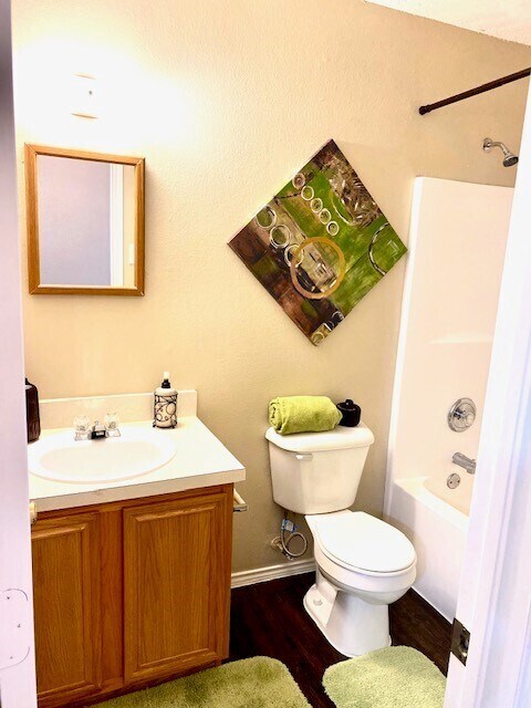 Building Photo - Huge home features 4 bedrooms & 2.5 baths for Rent!